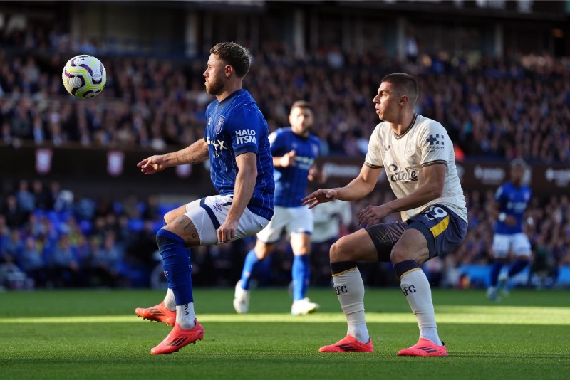 Everton được đánh giá cao hơn Ipswich